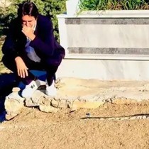 Önce annesini sonra üvey annesini kaybetti! Mezar başında gözyaşlarına boğuldu