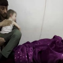 Annelerinin evi terk ettiği 2 çocuğuyla yalnız başına kaldı