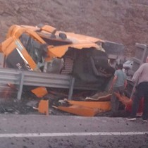 Refüje devrilen tırdaki 2 kişi hayatını kaybetti