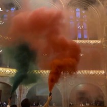 Macaristan'da muhalif milletvekilleri parlamentoda renkli işaret fişekleri yaktı