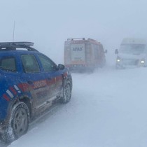 Okul servisi kara saplandı; 8 öğrenci kurtarıldı