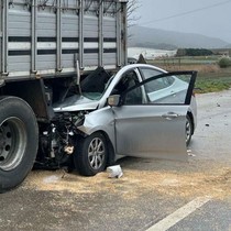 Otomobil, kamyonun altına girdi: 1 ağır yaralı