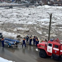 Nehirlerdeki buzlar eridi, yerleşim yerleri sular altında kaldı