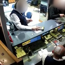 Kuyumcuya sahte altın satmaya çalışan 3 zanlı kamerada