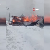 Ordu'da ahşap ev küle döndü, ev sakinleri son anda kurtuldu