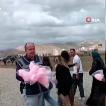 Şırnak'ta polisler Nevruz kutlamasına giden çocuklara pamuk şeker dağıttı