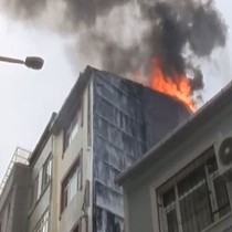 Beyoğlu'nda 3 katlı binada yangın