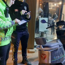 Elektrikli bisiklet yayaya çarptı: İki yaralı