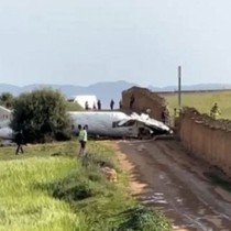 Pistten çıkan uçak duvara çarptı: Yaralılar var