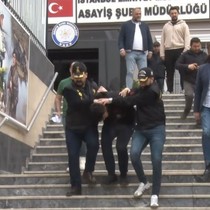 Eşiyle kafede otururken ensesinden vurularak öldürüldü