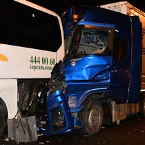 Bilecik'te bir tır, tur otobüsüne çarptı: 13 yaralı