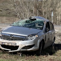 Sivas'ta devrilen otomobildeki 5 kişi yaralandı