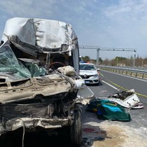 Tıra arkadan çarpan minibüs şoförü hayatını kaybetti