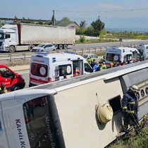 Yalova'da yolcu otobüsü devrildi: Ölü ve yaralılar var