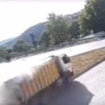 Freni arızalanan kamyon şelale bölgesine düştü: 1 ölü, 1 yaralı
