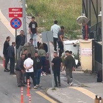 Adliye önünde tekmeli yumruklu kavga!