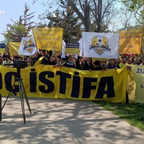 Faruk Ilgaz Tesisleri'nde toplanan Fenerbahçeli taraftarlardan yönetime istifa çağrısı