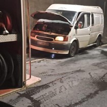 Seyir halindeki minibüs alev alev yandı