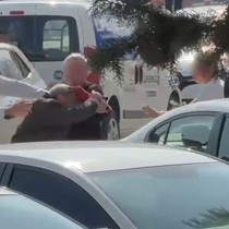 Sokak ortasında yumruklar havada uçuştu