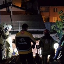 Sultanbeyli'de boru tamir etmek isteyen bir kişi toprak kayması sonucu göçük altında kaldı