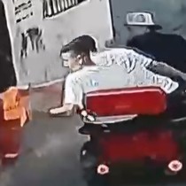 Adana'da 8 yaşındaki çocuğu formasından tutup sürüklediler! O anlar kamerada