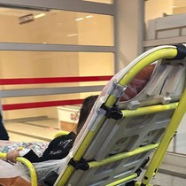 Hareket halindeki otomobilden düşen çocuk yaralandı