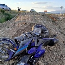 Denizli'de motosiklet yol kenarına devrildi: 2 genç hayatını kaybetti