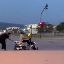 Bursa'da patenli gençlerin tehlikeli yolculuğu kamerada