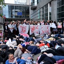 AP önünde yere uzanan aktivistler, İsrail'in Gazze'deki soykırımını protesto etti