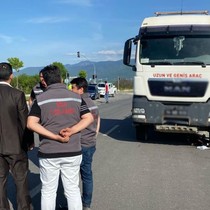 Bolu'da feci kaza: Kırmızı ışıkta geçen bisikletli, tırın altında kaldı
