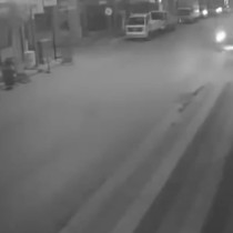 Motosikletin konteynere çarptığı kaza kamerada