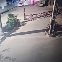 Sokakta karşılaştığı eski kocasını tabancayla ayağından vurdu