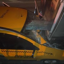 Ticari taksi kamyonete ok gibi saplandı: 1 ölü, 1 yaralı