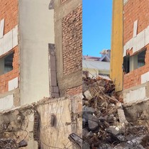 Yıkımı yapılan binadan kopan moloz parçası, duvarı kırıp başka dairenin içerisine girdi