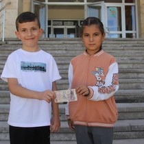 9 yaşındaki öğrenciden duygulandıran davranış! Paranın üzerindeki yazıdan sahibine ulaştı