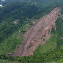 Çin’de toprağın kaydığı alan havadan görüntülendi, 17 kişi halen aranıyor