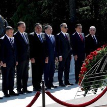 Bakan Yerlikaya, Haydar Aliyev’in mezarını ziyaret etti