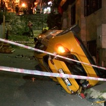 Ticari taksi 10 metreden çıkmaz sokağa düştü