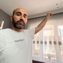 Üst katta oturan kardeşi evinin tavanını deldi!