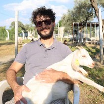 Doktoralı çoban! Kızına taze süt içirme isteği hayatını değiştirdi