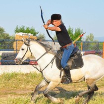 Kaymakam ok atıyor, zihgir ve bıçak ustalığı yapıyor