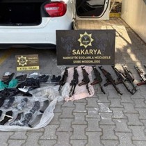 Polis memurunun kiraladığı otomobilden kaleşnikoflar çıktı