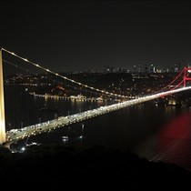 Fatih Sultan Mehmet Köprüsü 'sarı-kırımızıya' büründü