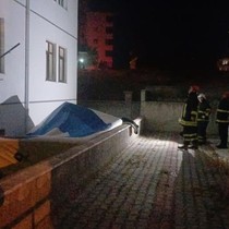 3 katlı binanın çatısına çıkan şahıs ortalığı birbirine kattı