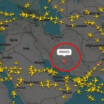 İran'ın kapalı hava sahasında füzelerin arasında uçan gizemli yolcu uçağı heyecan yarattı