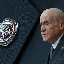 5 ay sonra kürsüden seslenen Bahçeli'nin rozeti dikkat çekti