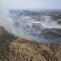 Tarım arazisinde başlayan yangına havadan ve karadan müdahale ediliyor