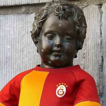 Manneken Pis heykeline, Galatasaray forması giydirildi