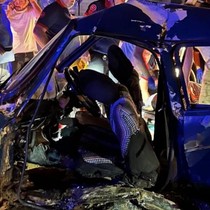 İki otomobil birbirine girdi: 1'i ağır 5 yaralı
