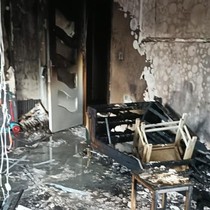 Şarja takılı telefon bomba gibi patladı! 8 kişi dumandan etkilendi